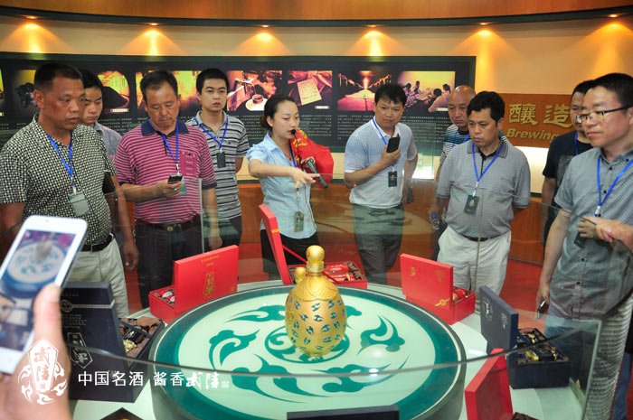 张家界团参观酒博馆.jpg